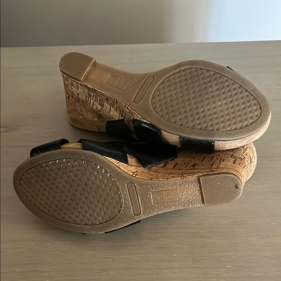 Aerosoles Stylish Black Leather Slingback Sandals, gently used size 7.5 - Picture 6 of 7